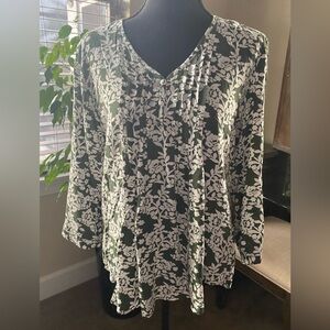 fun2fun Floral Green White Women's Top Small NWOT
